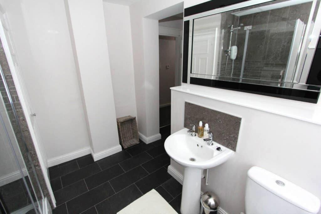 Top Floor Character Apartment In The Heart Of The City Centre Chester Eksteriør billede